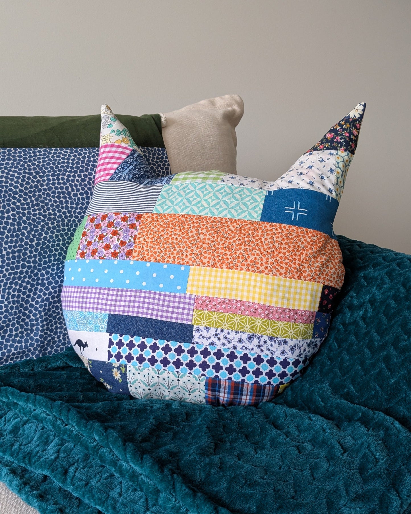 Patchwork Cat-Shaped Cushion – PDF Sewing Pattern + Tutorial